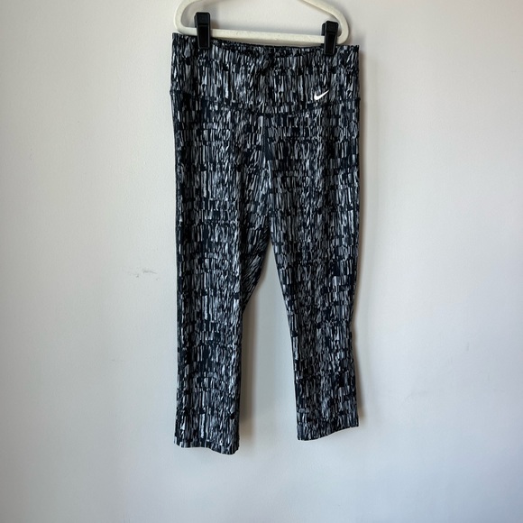 Nike Patterned Capri Leggings - Picture 3 of 7